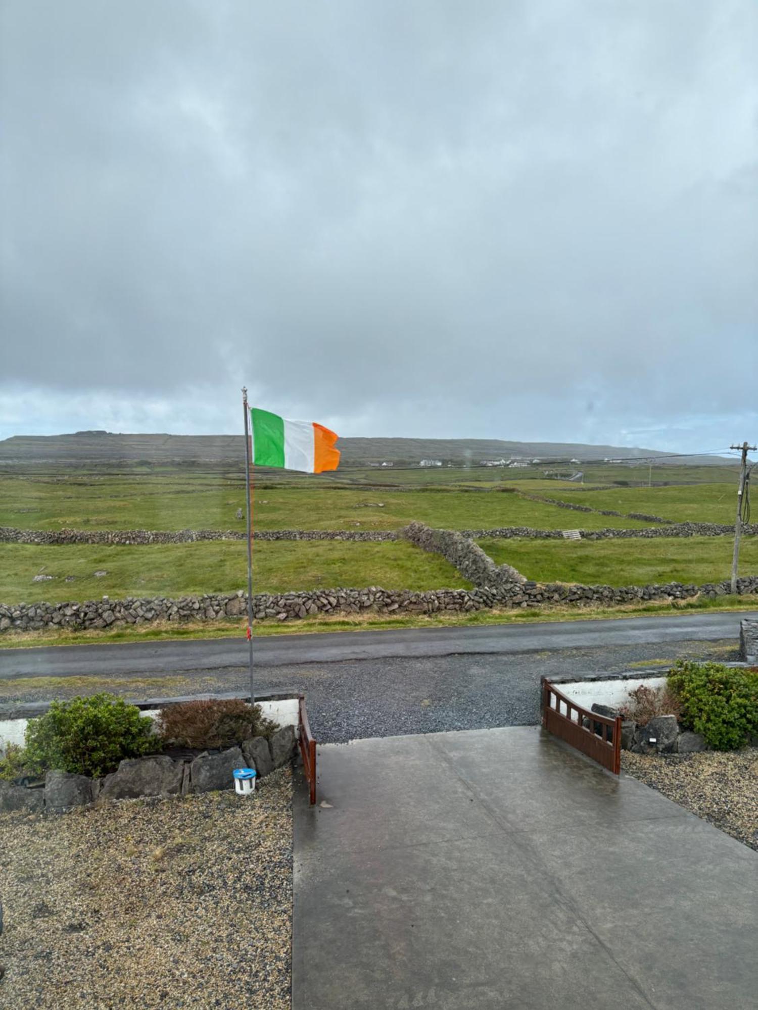 Aran Walkers Lodge Inis Mór Extérieur photo